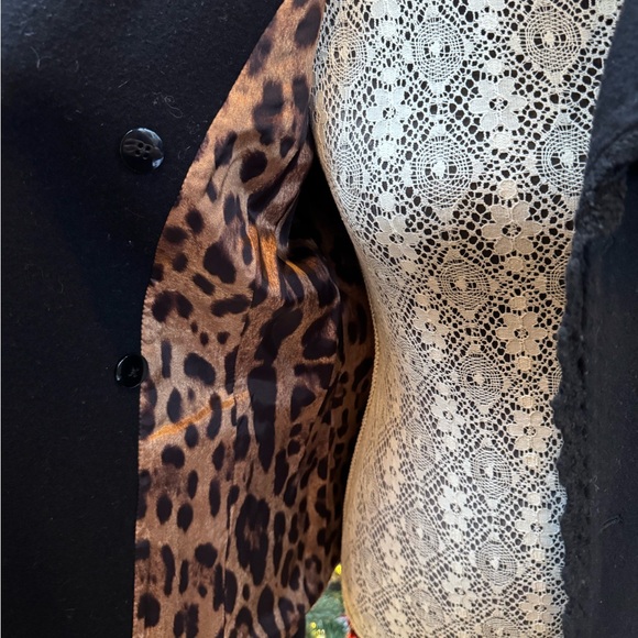 DOLCE & GABBANA COAT. Black vintage coat with leopard pattern on the inside. - Picture 5 of 8